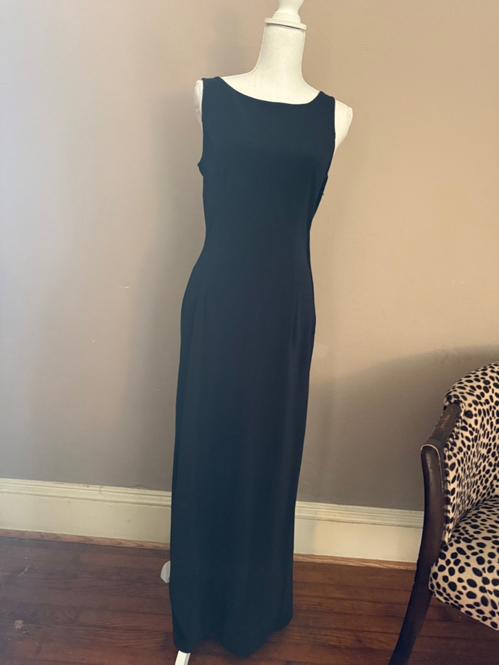 Elegant Black Sleeveless Gown for Formal Events